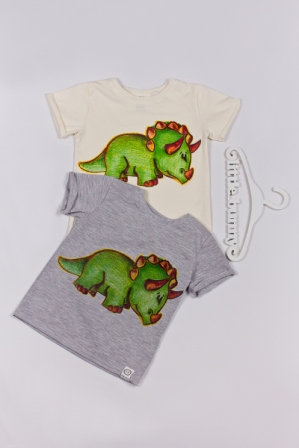 Купить футболку мальчику или девочке с цветной аппликацией динозавра Трицератопса