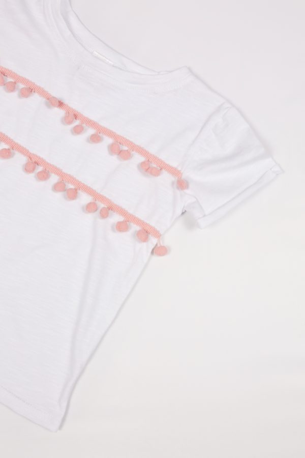 Купить белую однотонную футболку ребенку оформленную розовыми бубонами недорого в Украине